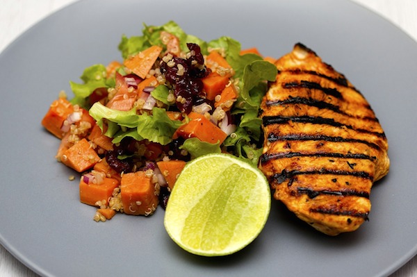 Gesundes Mittagessen für Kinder gegrilltes Hähnchen Quinoa