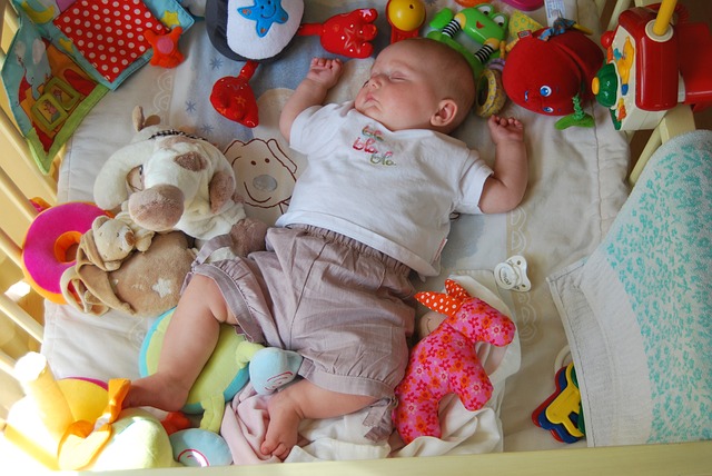 Baby schläft mit Spielzeugen