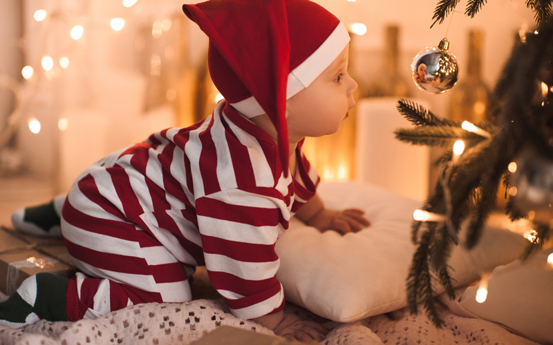 Baby am Weihnachtsbaum