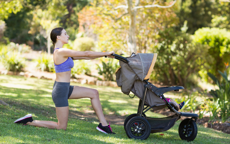 Man kann auch mit dem Baby im Kinderwagen trainieren.