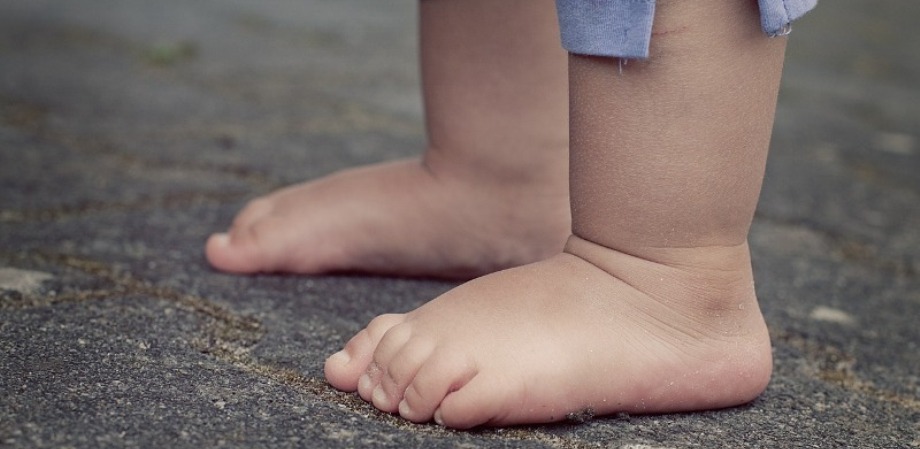 Barfußgehen unterstützt die richtige Entwicklung der Kinderfüße.