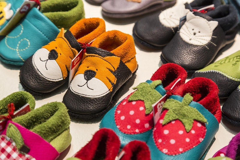 Der Kinderschuh sollte weich, flexibel und ausreichend breit sein.