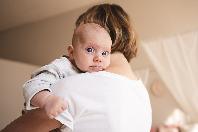Baby auf der Schulter