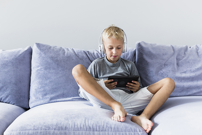 Junge mit Tablet