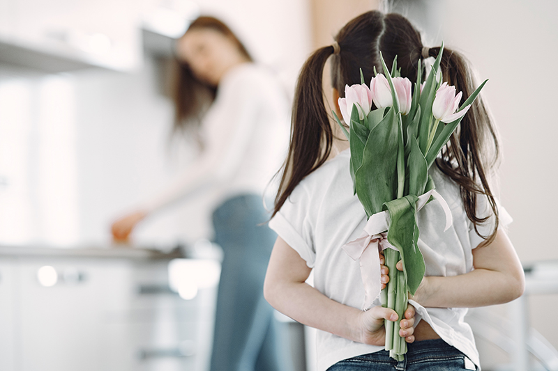 Mädchen und Tulpen