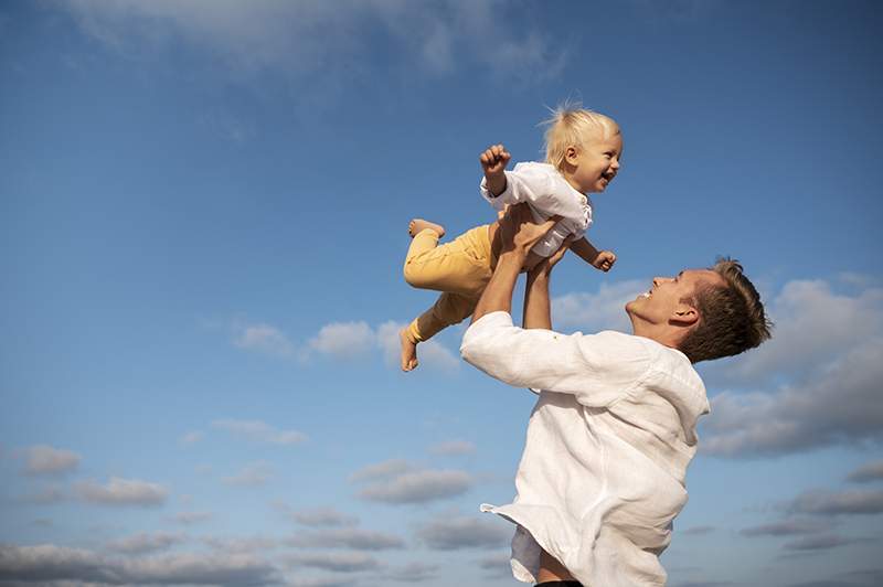 Vater mit Sohn auf dem Arm