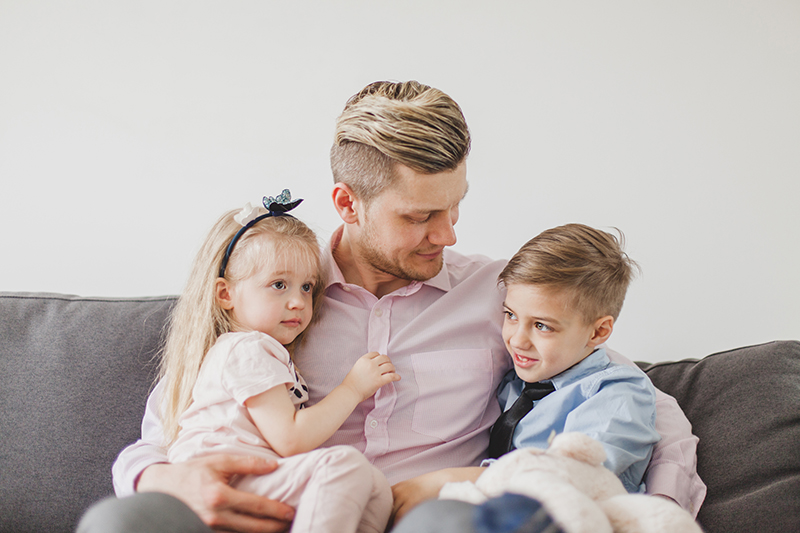 Vater mit Kindern