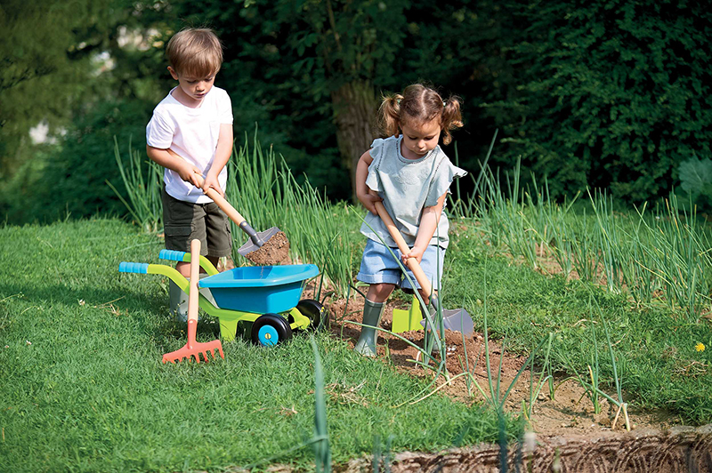Enfants dans le jardin