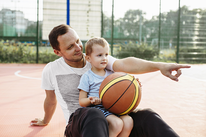 Vater und Sohn auf dem Spielplatz