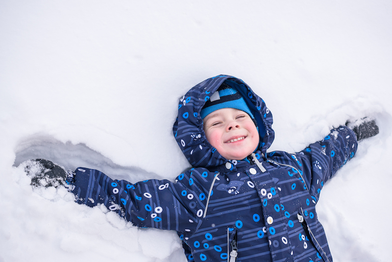 Wie man ein Kind im Winter anzieht