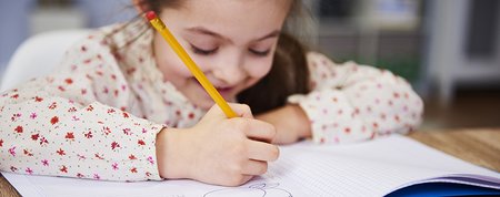 Ein Albtraum für Kinder und Eltern: 10 Tipps zum Umgang mit Hausaufgaben