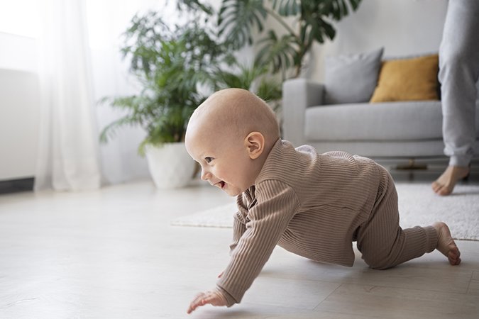 Ramper et marcher à quatre pattes chez les enfants