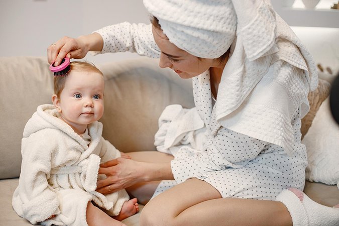Milchschorf bei Babys: Wie er aussieht und wie man ihn loswird