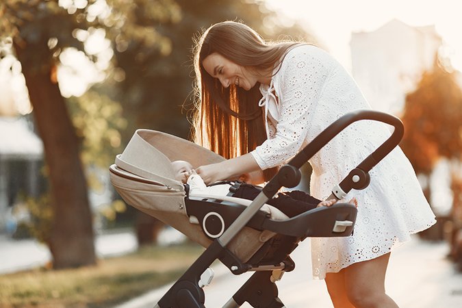 Comment prévenir le coup de chaleur de bébé en poussette ?