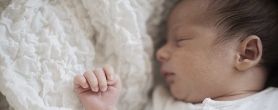 Schlaf bei Neugeborenen: Wie viel schlafen Babys – und warum manchmal gar nicht?